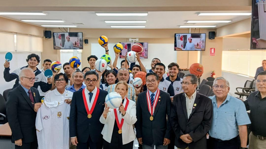 Egresada de Educación Física que reside en Suiza donó implementos deportivos